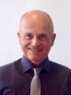 Werner Hanke lächelt freundlich in die Kamera, trägt Hemd und Krawatte.